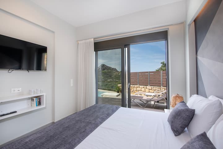 Ova spavaća soba ima i klima-uređaj, 43-inčni televizor, otvoreni ormar i izravan pristup bazenu.