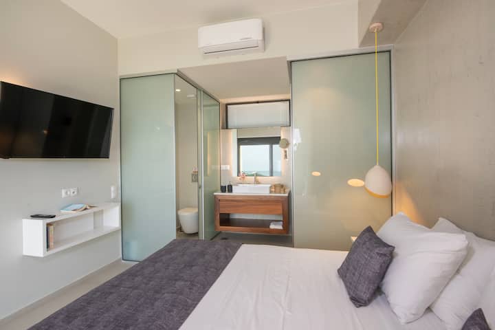 Ova spavaća soba ima i klima-uređaj, 43-inčni televizor, ormar otvorenog tipa i zajednički balkon s pogledom na planine.