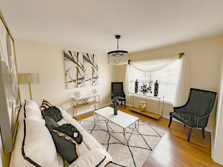 Savannah Retreat: Private Pool Game Room Sleeps 10 - Rincon, GA