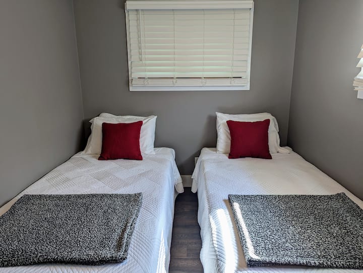 Segundo dormitorio: dos camas individuales.