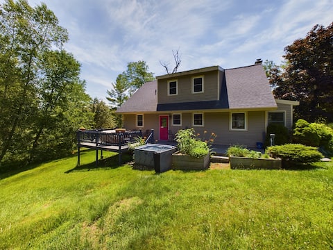 NEW hot tub! Designer country home on beaver pond