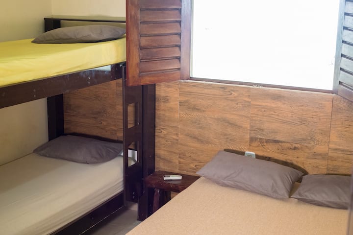 Საძინებელი 4 - ორადგილიანი საწოლით და ორსართულიანი საწოლით