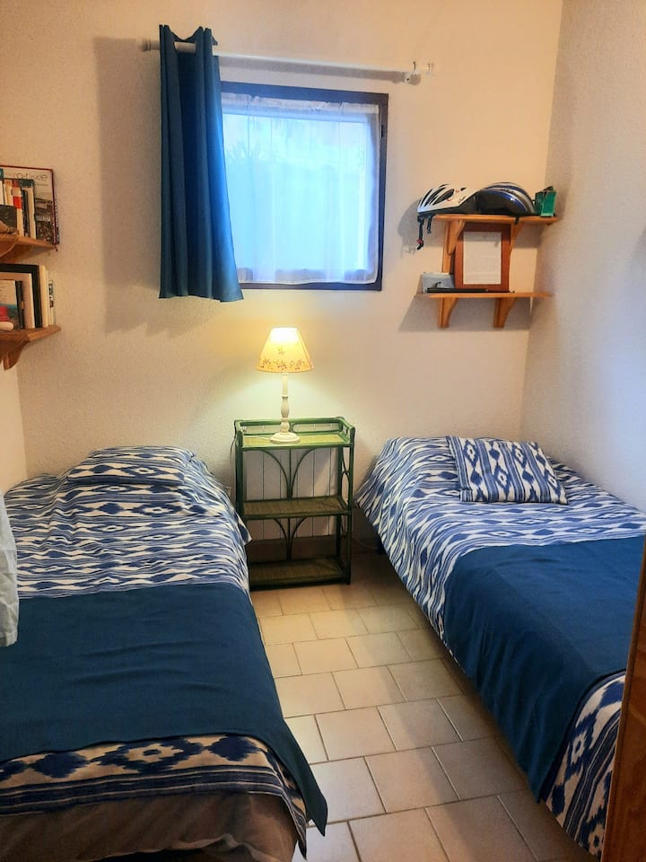 2. spavaća soba opremljena s dva odvojena kreveta koji se mogu spojiti.
Naći ćete knjige( za mlade i stare), neke društvene igre, maske i disalice, štapove za hodanje, lagano putovanje!