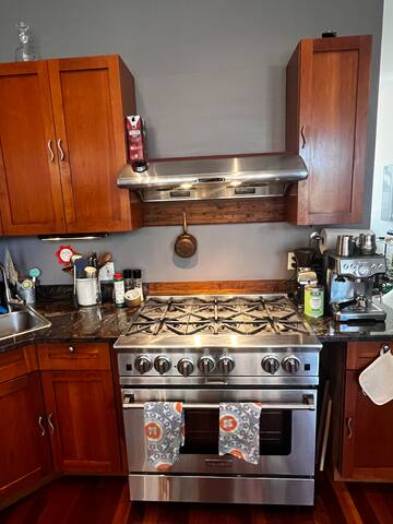 Gorgeous Modern 4BR 2.5 BA Triplex Townhouse gallery image 5