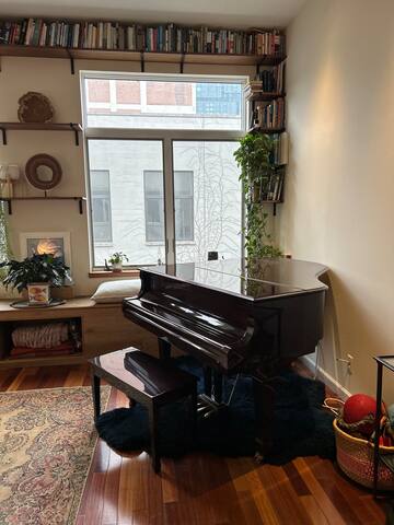 Gorgeous Modern 4BR 2.5 BA Triplex Townhouse gallery image 2