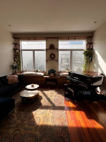 Gorgeous Modern 4BR 2.5 BA Triplex Townhouse gallery image 3