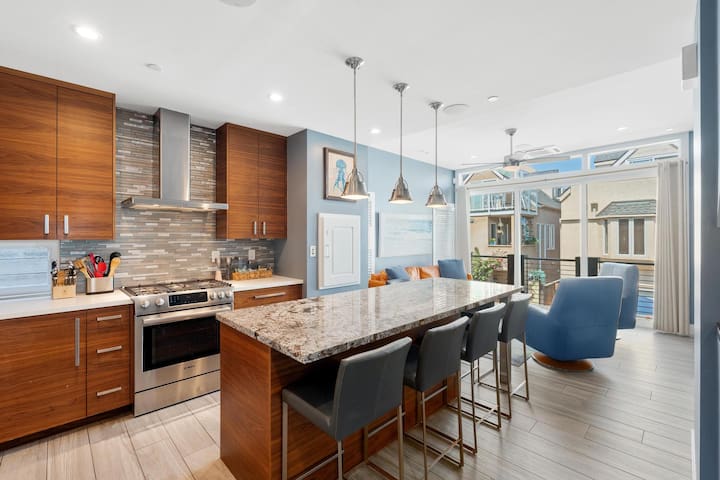 Modern beach house only 8 houses to the sand