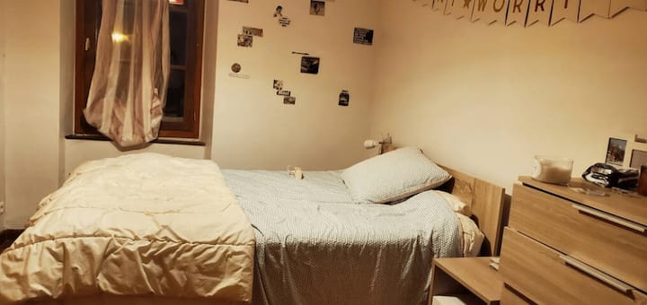 卫生间附近大厅后方2号卧室- 140 * 200厘米床