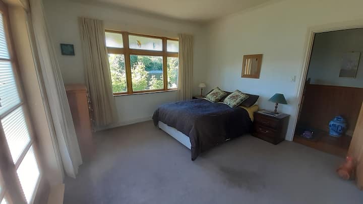 מיטה זוגית בחדר בחזית הבית.