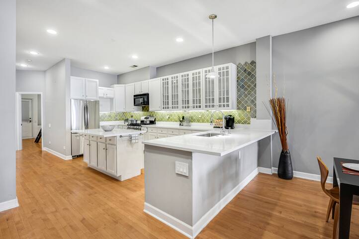 Luxurious River North 3BR/2BA- Free Onsite Parking gallery image 4