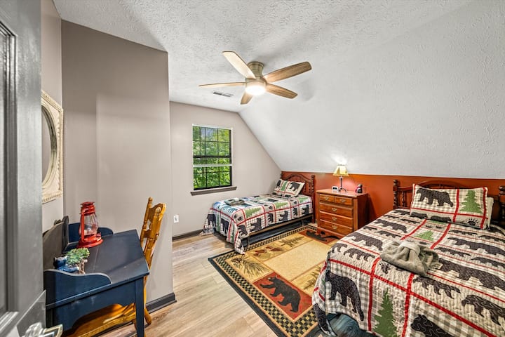 Zasebni kreveti na gornjoj razini, stropni ventilator, radni stol.