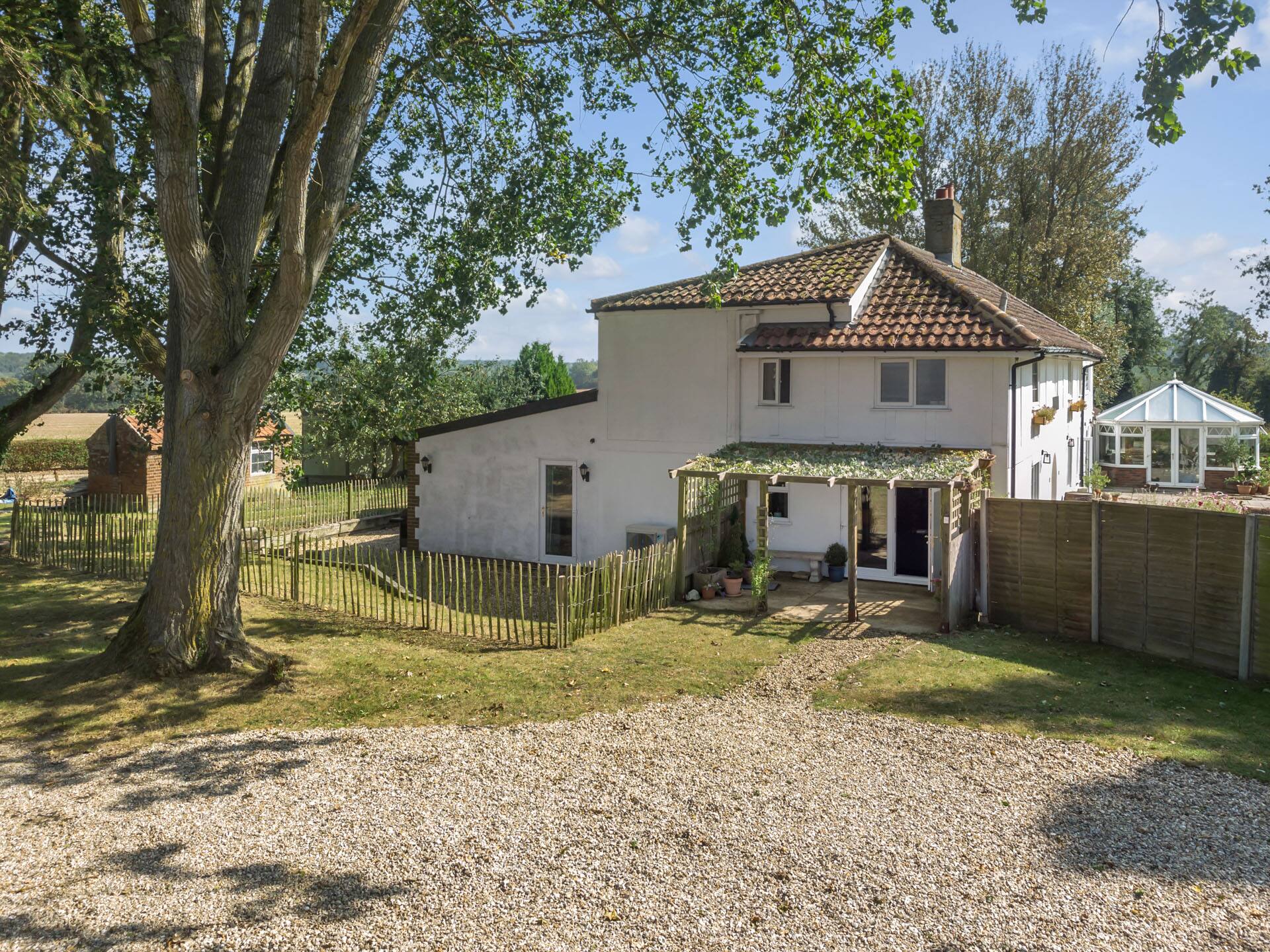Spacious Country Cottage, 3 bedrooms with parking