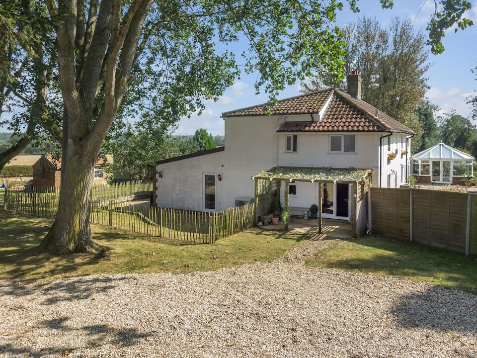 Spacious Country Cottage, 3 bedrooms with parking — photo 1
