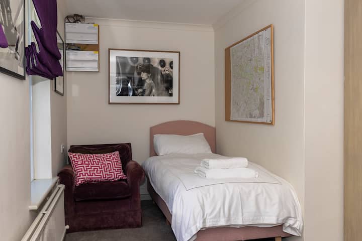 Camera da letto 6 con letto singolo. 

(Questa camera è indicata come "Studio" sulla planimetria del piano terra.)