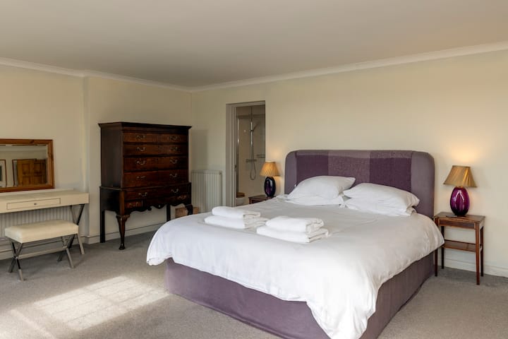 Camera da letto principale con letto king-size