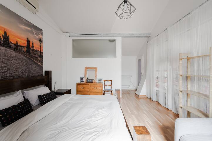 Penthouse with Terrace, A/C & Space for 13 Guests gallery image 5