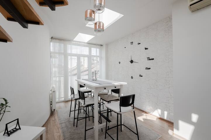 Penthouse with Terrace, A/C & Space for 13 Guests gallery image 2