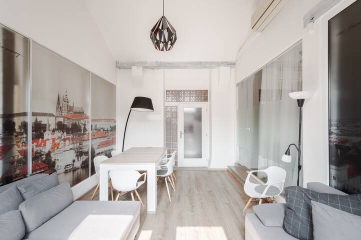 Penthouse with Terrace, A/C & Space for 13 Guests gallery image 3