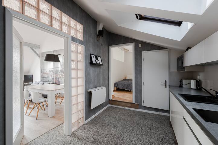 Penthouse with Terrace, A/C & Space for 13 Guests gallery image 4