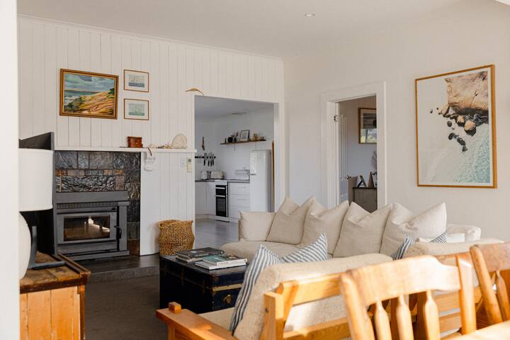 The Sea Keeper Bicheno | cosy seaside cottage
