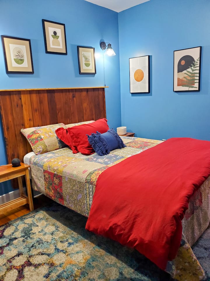 La habitación azul está en la esquina noreste de la casa. 