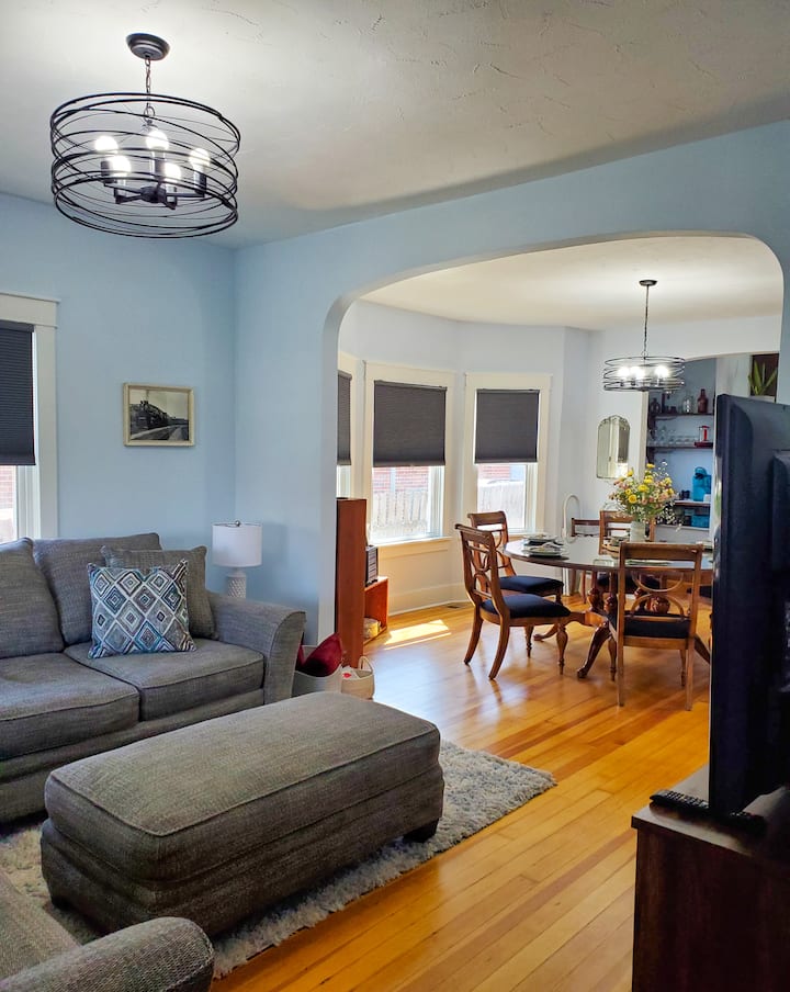 Vista a la sala de estar al sureste.