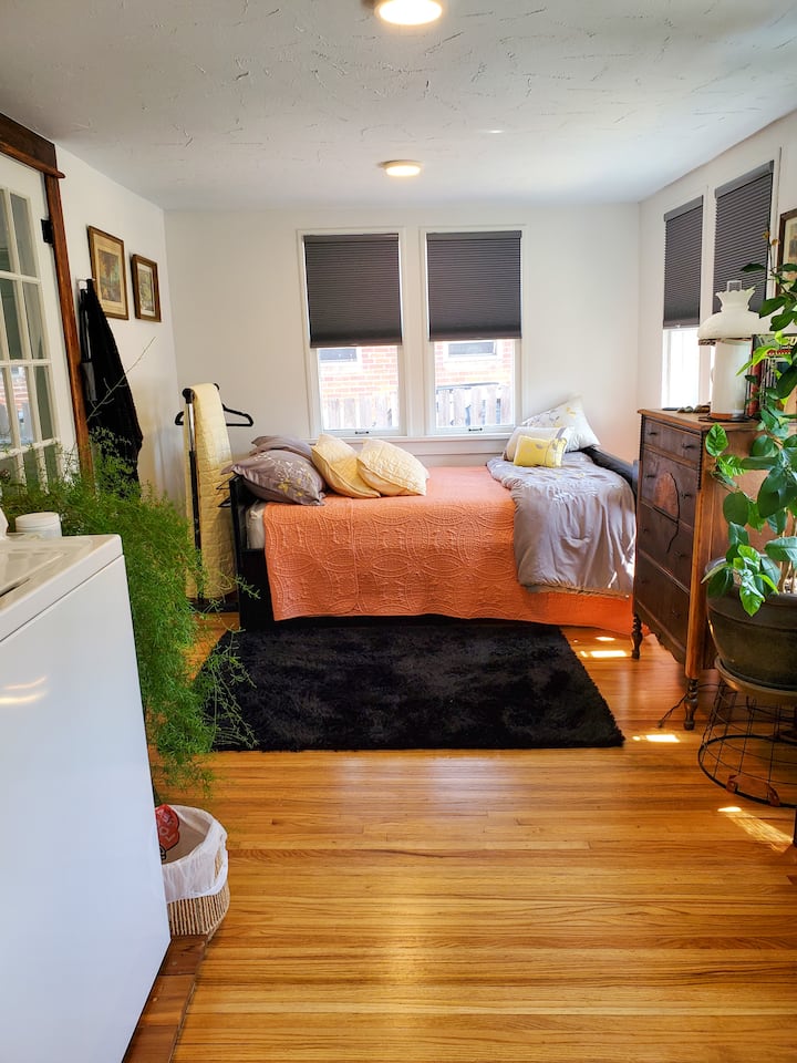 Charming 3bd W/porch, Patio, Fenced Yard, Walkable - Lincoln