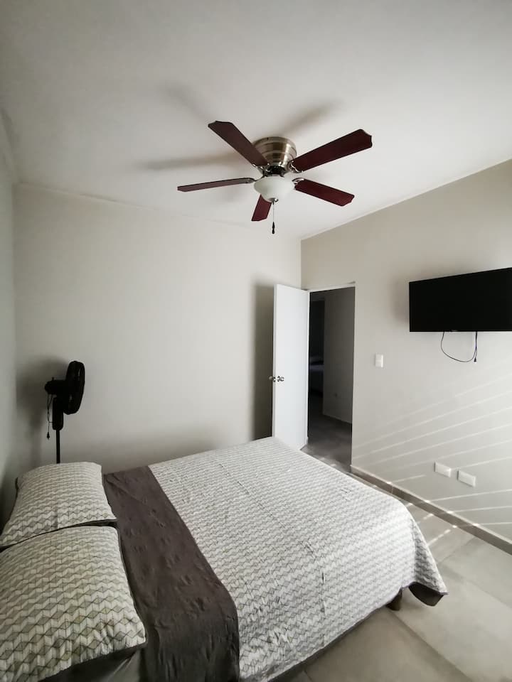 الغرفة 2 - مجدف ثانوي في الطابق العلوي مع سرير مزدوج وخزانة ومروحة سقف ومروحة برج وتلفزيون ذكي 32بوصة