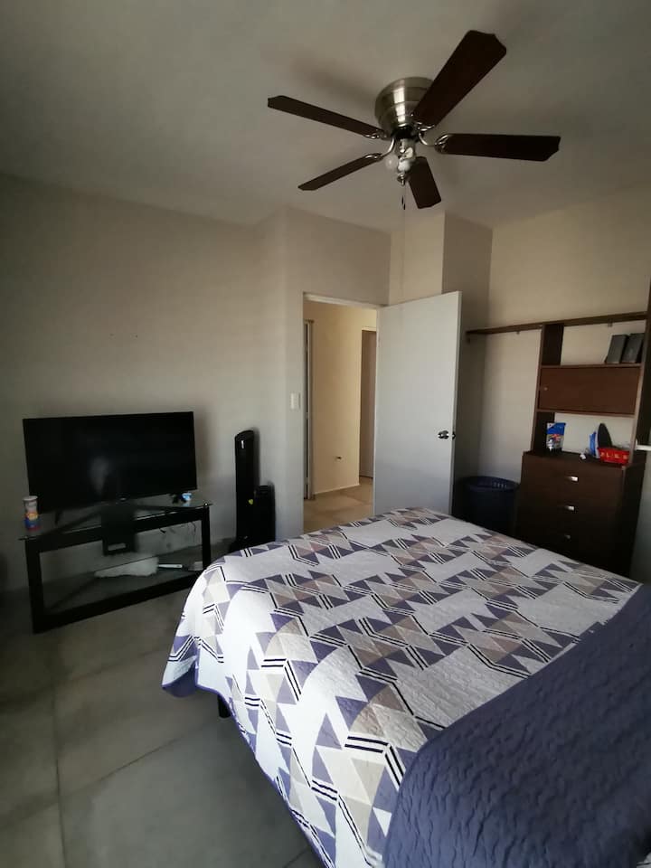 الغرفة 1 - شفاط الطابق العلوي الرئيسي مع سرير مزدوج وخزانة ومروحة سقف ومروحة برج وتلفزيون ذكي 40بوصة.