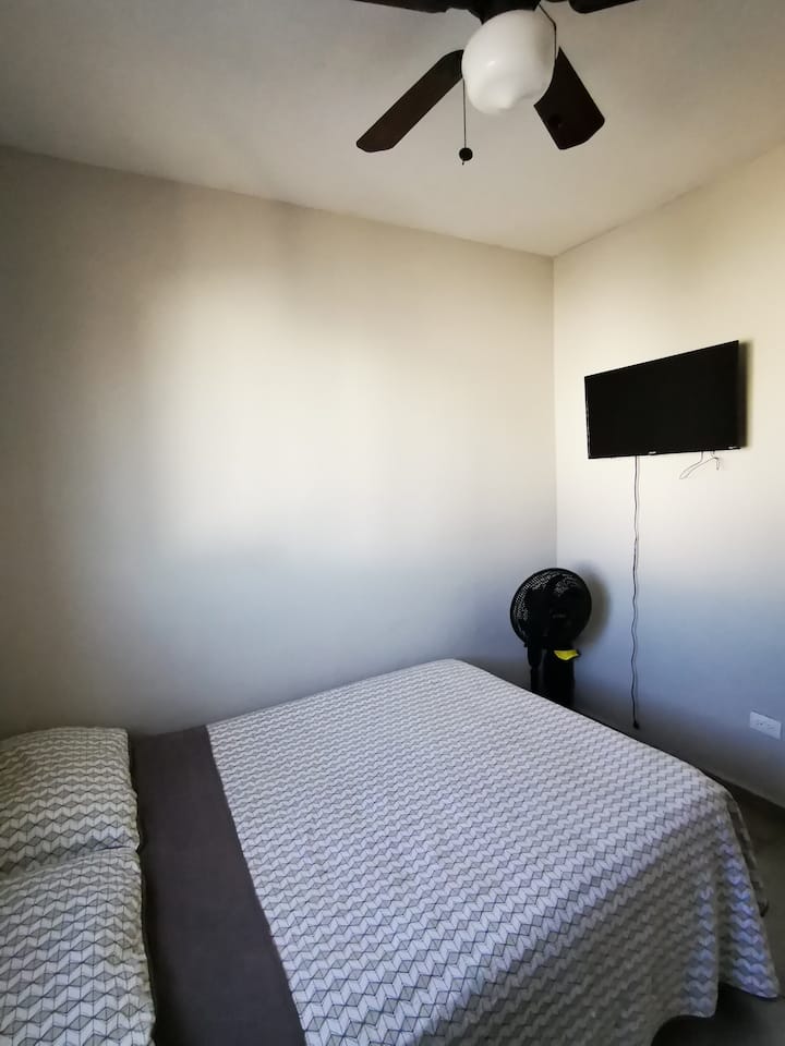 الغرفة 3 - ريكامارا ثانوية مع مروحة سقف، مروحة قاعدة، مكتب، تلفزيون ذكي 32بوصة.