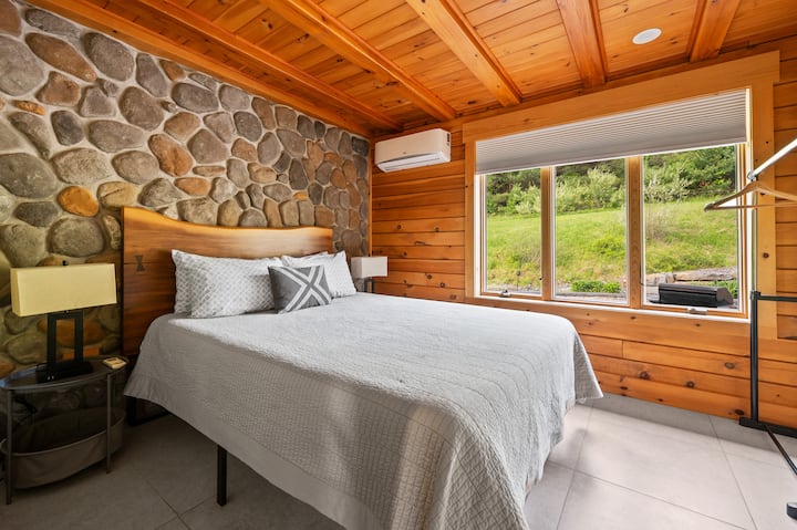 Eagle Manor, queen bedroom, 1st floor 