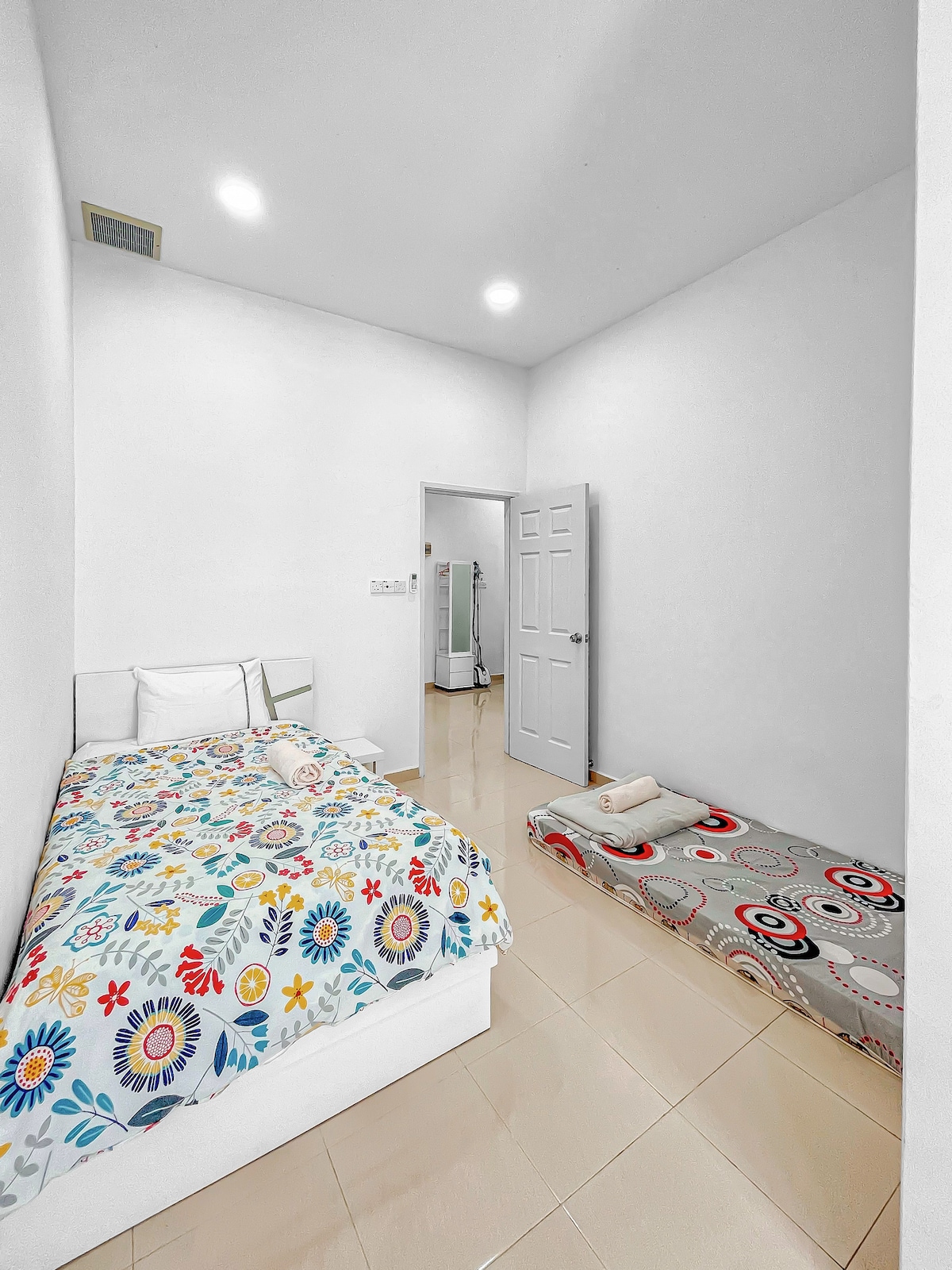 Chambre 3 - Deux lits super simples avec climatisation et salles de bain attenantes. Pour 2 personnes 