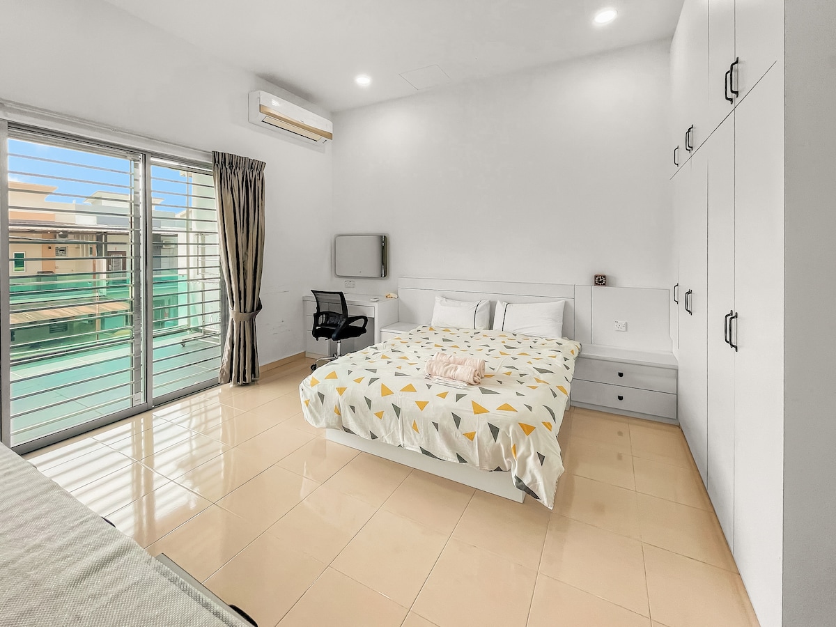 Dormez comme un membre de la famille royale sur le lit queen size que l'on trouve dans la chambre des maîtres. Nous pouvons installer plus de matelas à un étage si vous avez besoin d'un espace de couchage supplémentaire.