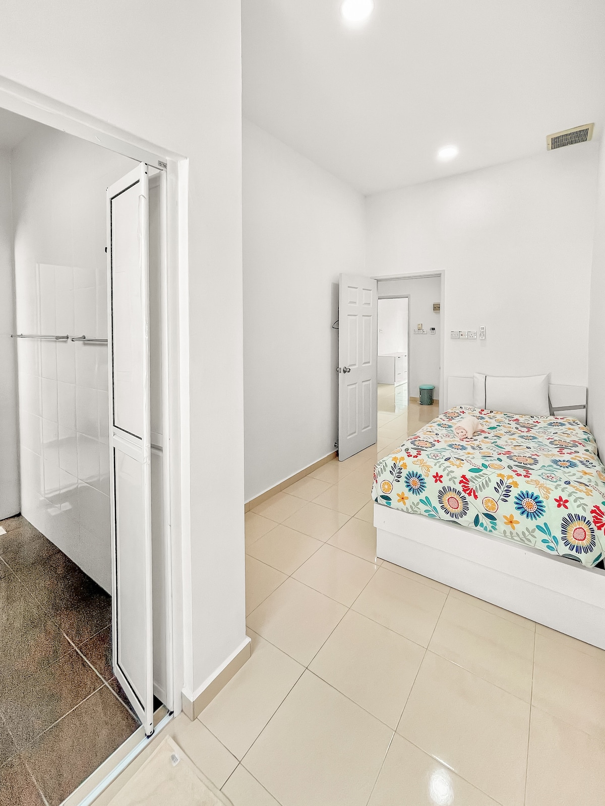 Chambre 2 - Lit simple, avec salle de bain attenante. 