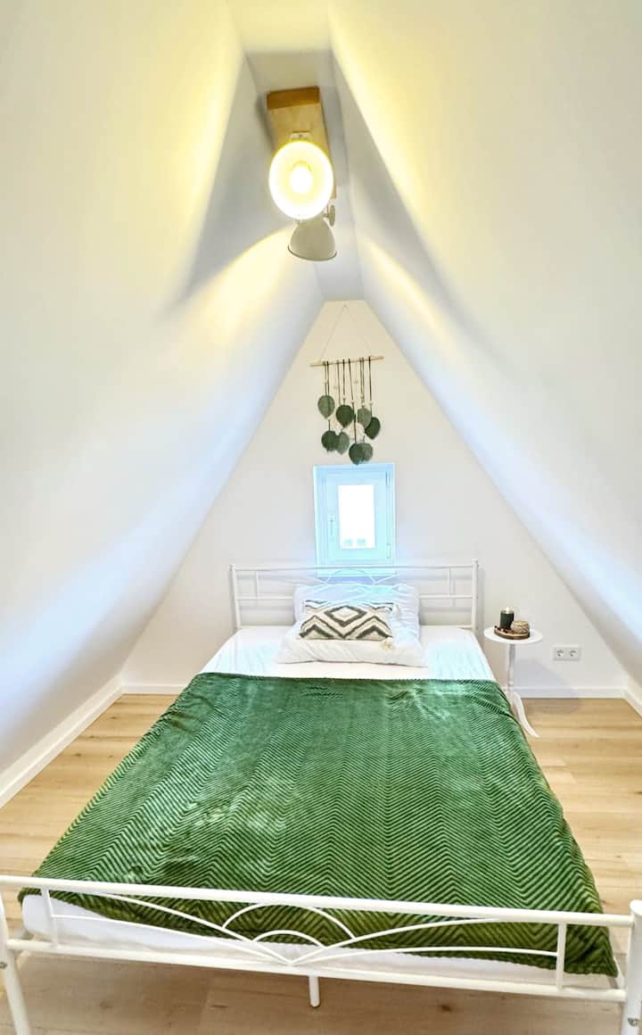 חדר שינה נוסף בעליית הגג לקצת פרטיות. 