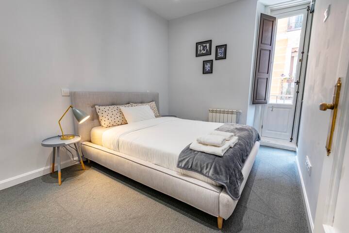 Large apartment in Malasaña – 3 bedrooms gallery image 3