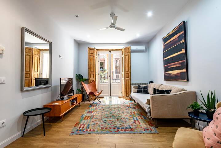 Large apartment in Malasaña – 3 bedrooms gallery image 2