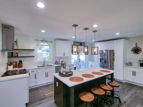 Pet-Friendly King Bed • 1mi to Downtown Woodstock