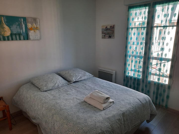 Dhoma e gjumit 2 me hapësirë të varur dhe dollap magazinimi, në kopsht. Grila elektrike me rrota.
Krevat dopio 140cm.
