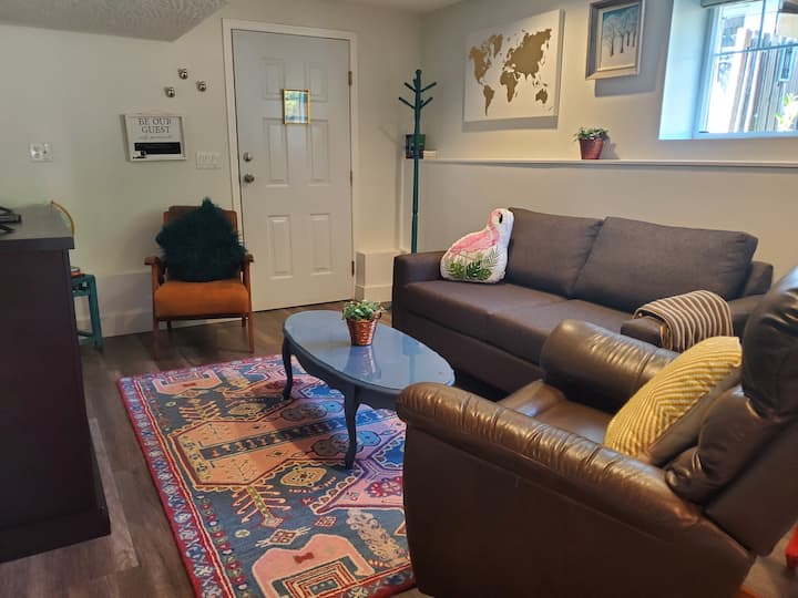 Sidney Eclectic 2 Bedroom Suite - North Saanich