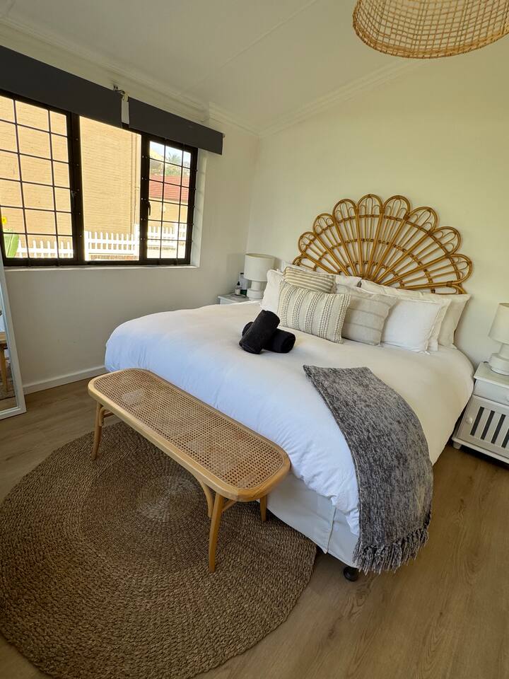 מיטת קינג סייז עם מיזוג אוויר. 