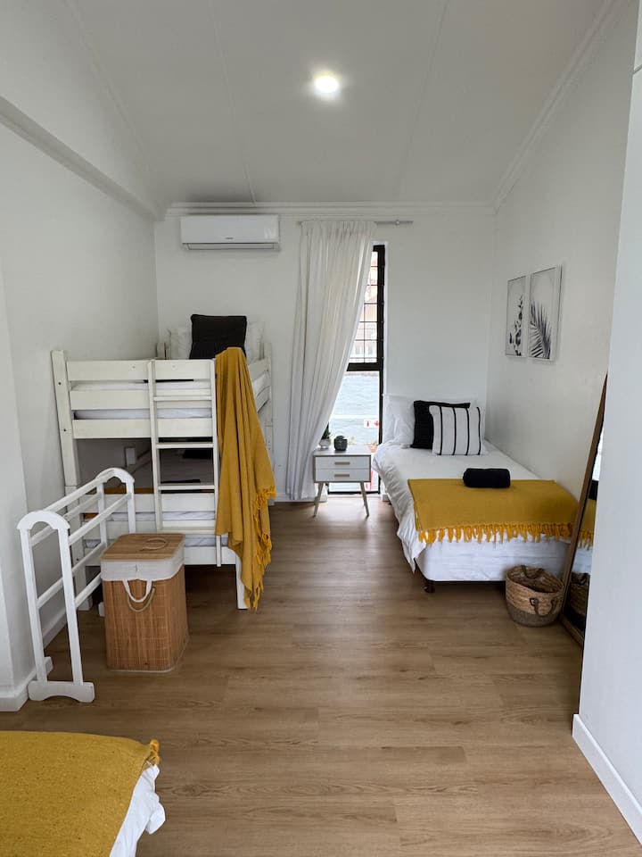 חדר שינה שלישי עם מיזוג אוויר, יכול להיות מסודר כ -4 x מיטות יחיד (מיטת קומתיים ו -2 x מיטת יחיד) או כ -2 מיטות יחיד ו -1 x מיטת קינג סייז. 