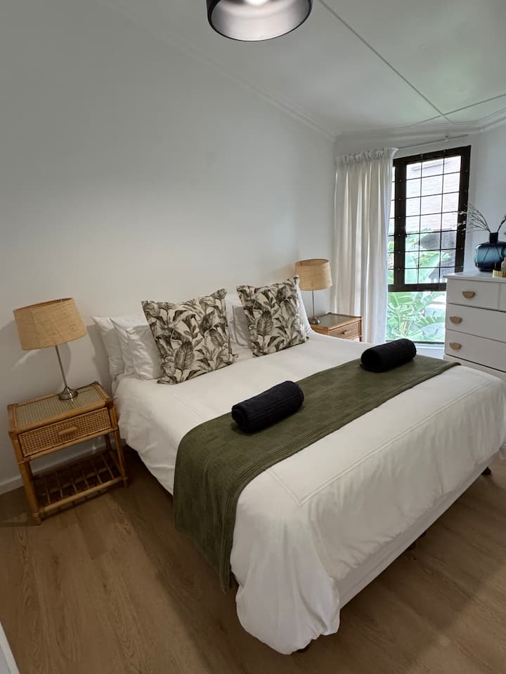 מיטת קווין עם מיזוג אוויר 