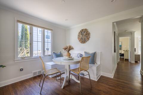 Lovely 5 Bedroom Beach House with Large Backyard