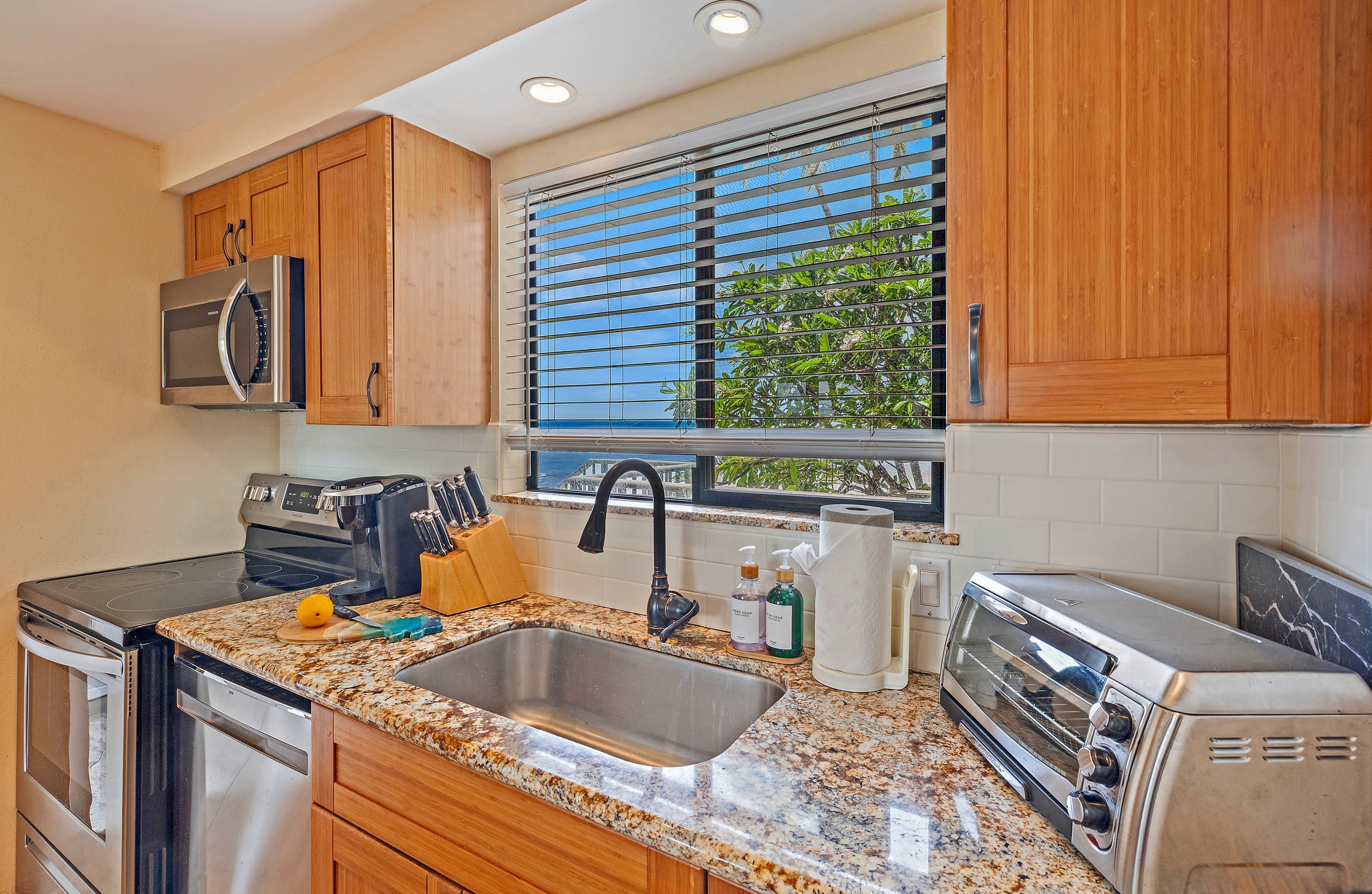 Condo in Wailuku · ★4.84 · 2 bedrooms · 4 beds · 2 private baths - Image 11