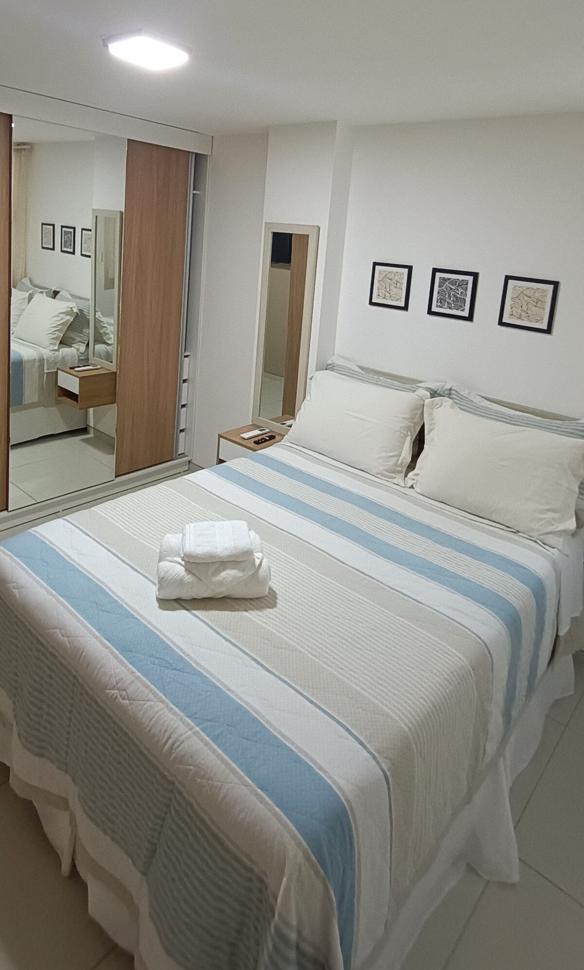 Foto de la suite: ¡SmartTV, cama estándar y armario silencioso creado y renovado con espejo grande!