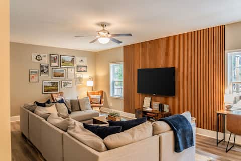 Successful Airbnb property: Golf Getaway! Poker Room | Indoor Golf Simulator in Pinehurst