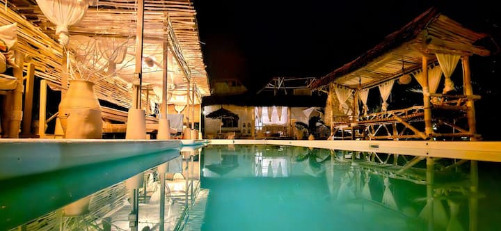 Above the moon Dluxe villa with pool & Fiber Wi-Fi