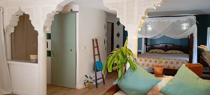 mwonekano wa eneo la kulala, kitanda cha malkia 160x140 na mabango manne kwa ndoto 1001!