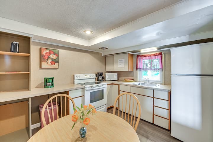 Room With Kitchen - Lake George, NY